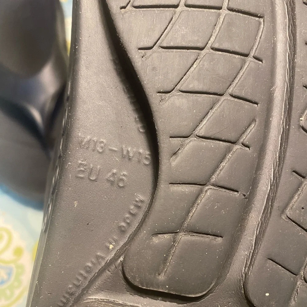 OOFOS Black Recovery Flip Flops Men 13